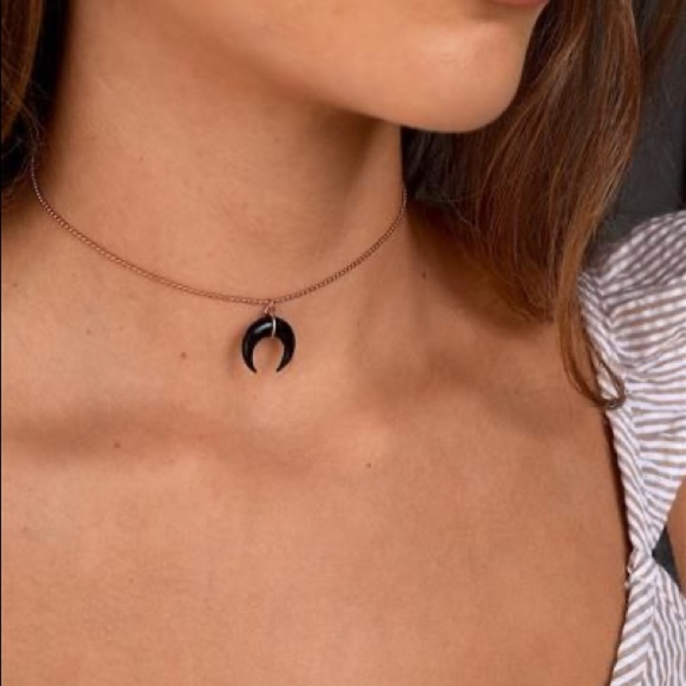 lili claspe | horn choker